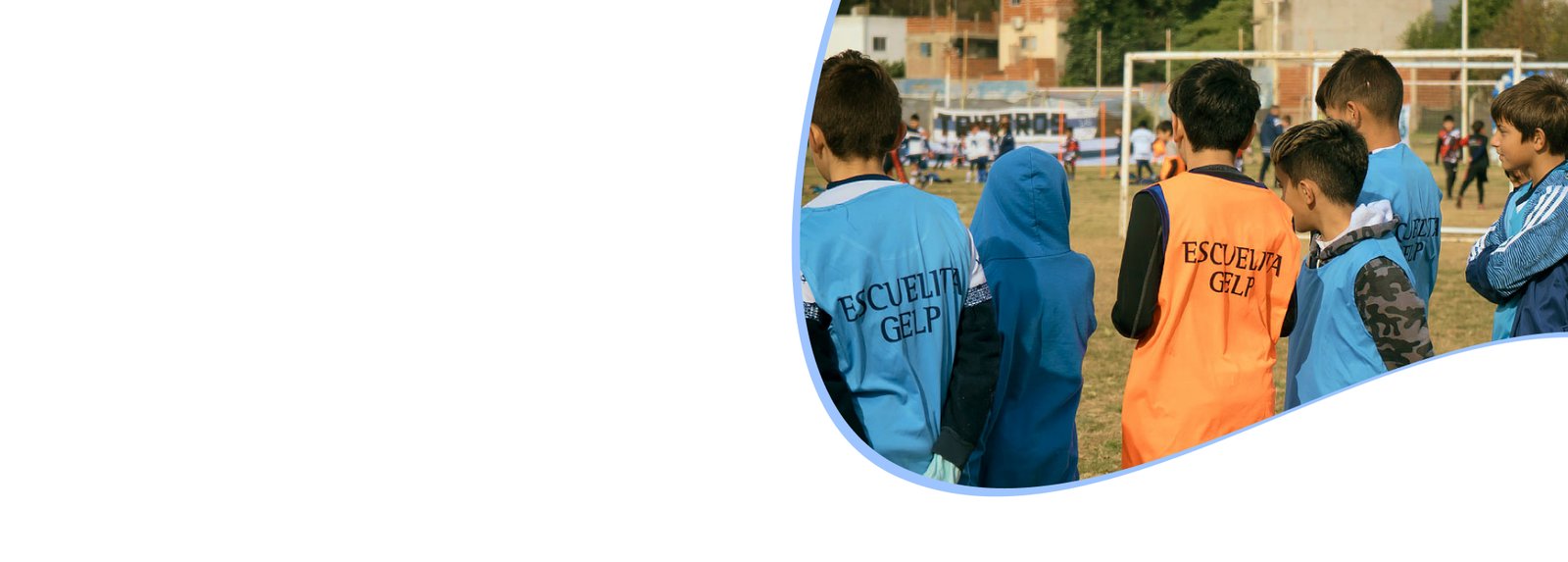 Chicos de las infantiles de Gimnasia viendo un partido de futbol.