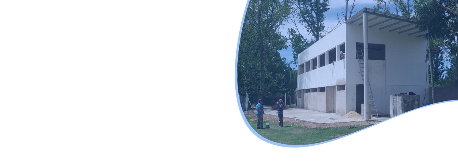 Una foto del centro de capacitación del bosquecito durante su construcción.